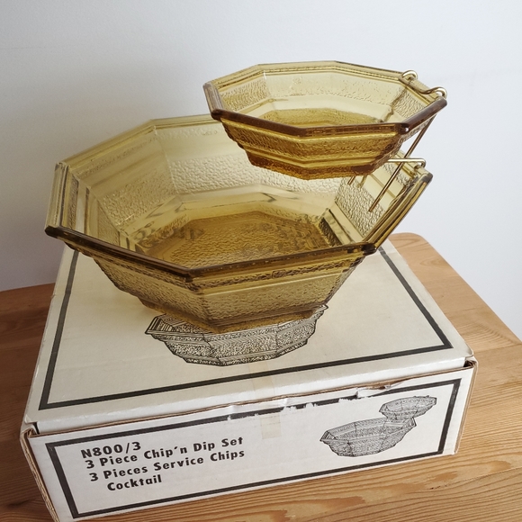 Anchor hocking amber glass chip and dip set